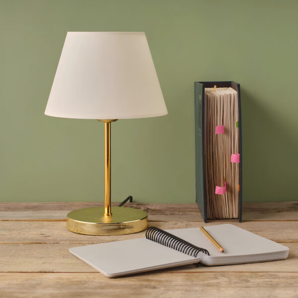 GloboStar® GLOSSY 204-0071 Μοντέρνο Eπιτραπέζιο Φωτιστικό Μονόφωτο 1 x E27 IP20 Χρυσό Μέταλλο με Λευκό Ύφασμα – Μ22 x Π22 x Υ37cm