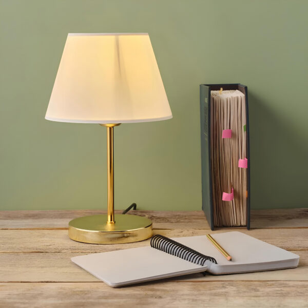 GloboStar® GLOSSY 204-0071 Μοντέρνο Eπιτραπέζιο Φωτιστικό Μονόφωτο 1 x E27 IP20 Χρυσό Μέταλλο με Λευκό Ύφασμα – Μ22 x Π22 x Υ37cm