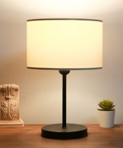 GloboStar® LARA 204-0075 Μοντέρνο Eπιτραπέζιο Φωτιστικό Μονόφωτο 1 x E27 IP20 Μαύρο Μέταλλο με Μπεζ Ύφασμα – Μ24 x Π24 x Υ35cm