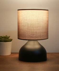 GloboStar® RUBIK 204-0060 Μοντέρνο Eπιτραπέζιο Φωτιστικό Μονόφωτο 1 x E27 IP20 Μαύρο Μέταλλο με Μπεζ Ύφασμα – Μ19 x Π19 x Υ30cm