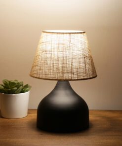 GloboStar® PYRAMID 204-0057 Μοντέρνο Eπιτραπέζιο Φωτιστικό Μονόφωτο 1 x E27 IP20 Μαύρο Μέταλλο με Μπεζ Ύφασμα – Μ22 x Π22 x Υ30cm