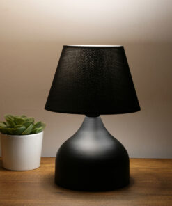 GloboStar® PYRAMID 204-0058 Μοντέρνο Eπιτραπέζιο Φωτιστικό Μονόφωτο 1 x E27 IP20 Μαύρο Μέταλλο με Μαύρο Ύφασμα – Μ22 x Π22 x Υ30cm