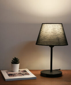 GloboStar® LARA 204-0074 Μοντέρνο Eπιτραπέζιο Φωτιστικό Μονόφωτο 1 x E27 IP20 Μαύρο Μέταλλο με Μαύρο Ύφασμα – Μ22 x Π22 x Υ36cm