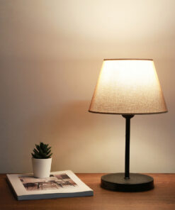 GloboStar® LARA 204-0073 Μοντέρνο Eπιτραπέζιο Φωτιστικό Μονόφωτο 1 x E27 IP20 Μαύρο Μέταλλο με Μπεζ Ύφασμα – Μ22 x Π22 x Υ36cm