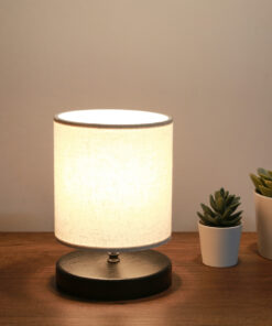 GloboStar® MINNIE 204-0062 Μοντέρνο Eπιτραπέζιο Φωτιστικό Μονόφωτο 1 x E27 IP20 Μαύρο Ξύλο με Μπεζ Ύφασμα – Μ15 x Π15 x Υ22cm