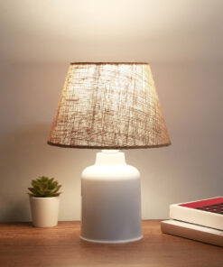 GloboStar® CIA 204-0082 Μοντέρνο Eπιτραπέζιο Φωτιστικό Μονόφωτο 1 x E27 IP20 Λευκό Πλαστικό με Μπεζ Ύφασμα – Μ24 x Π24 x Υ31cm