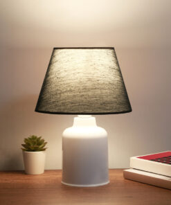GloboStar® CIA 204-0081 Μοντέρνο Eπιτραπέζιο Φωτιστικό Μονόφωτο 1 x E27 IP20 Λευκό Πλαστικό με Μαύρο Ύφασμα – Μ24 x Π24 x Υ31cm