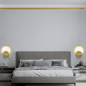 GloboStar® TED 61072 Φωτιστικό Τοίχου – Απλίκα Design LED CCT 9W 1080lm 300° AC 220-240V – Εναλλαγή Φωτισμού μέσω Διακόπτη On/Off All In One Ψυχρό 6000k+Φυσικό 4500k+Θερμό 2700k Μ20 x Π5.5 x Υ23cm – Χρυσό Βούρτσας