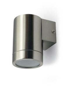 Απλίκα τοίχου μεταλλική, κυλινδρική στον ασημί χρώμα, μοντέρνος σχεδιασμός, κατάλληλη για εξωτερική χρήση.