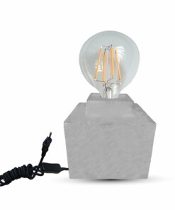 Λάμπα LED με ορατό νήμα σε μαρμάρινη βάση και καλώδιο ρεύματος, μοντέρνος φωτισμός χώρου.