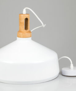 Μοντέρνο λευκό φωτιστικό οροφής με ξύλινη λεπτομέρεια και καλώδιο σε γκρι φόντο.