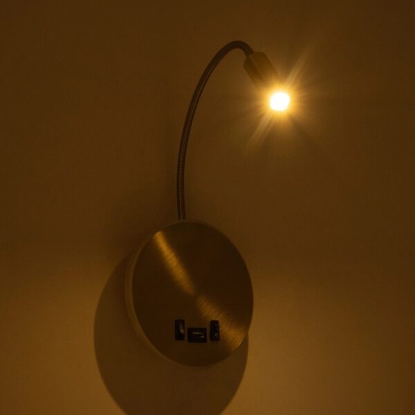 GloboStar® GOOSE 61697 Φωτιστικό Τοίχου – Απλίκα LED 6W 600lm 36° AC 220-240V IP20 – Reading Light & 360° Κρυφός Φωτισμός – Φορτιστής USB 3A – Θερμό Λευκό 2700K Χρυσό Βούρτσας – Μ15.5 x Π22.5 x Υ30cm – 5 Xρόνια Εγγύηση