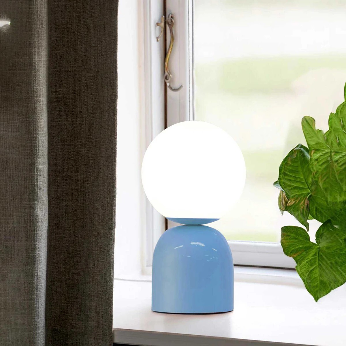 GloboStar® MAGIC 204-0133 Μοντέρνο Eπιτραπέζιο Φωτιστικό Μονόφωτο 1 x E14 IP20 Μπλε Μέταλλο με Λευκό Γυαλί – Μ13 x Π13 x Υ28cm