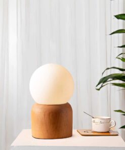 GloboStar® BOARD 204-0144 Μοντέρνο Eπιτραπέζιο Φωτιστικό Μονόφωτο 1 x E27 IP20 Μπεζ Ξύλο με Λευκό Γυαλί – Μ15 x Π15 x Υ25cm