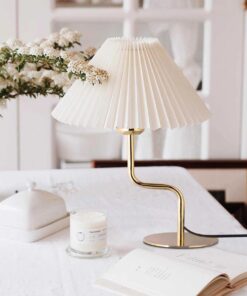 GloboStar® LIVL 204-0169 Μοντέρνο Eπιτραπέζιο Φωτιστικό Μονόφωτο 1 x E27 IP20 Χρυσό Μέταλλο με Μπεζ Ύφασμα – Μ22 x Π22 x Υ34cm