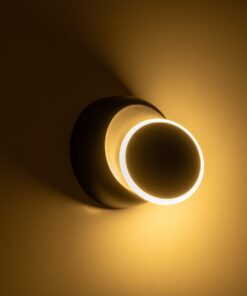 GLOBOSTAR® TSUKI 60675 Μοντέρνο Φωτιστικό Τοίχου – Απλίκα LED 5W 625lm 180° AC 220-240V Αδιάβροχο IP65 Θερμό Λευκό 2700K – Bridgelux COB Chip & TÜV SÜD Driver – Μαύρο Ματ – Μ14 x Π8.5 x Υ14cm – 5 Χρόνια Εγγύηση