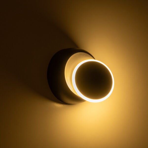 GLOBOSTAR® TSUKI 60675 Μοντέρνο Φωτιστικό Τοίχου – Απλίκα LED 5W 625lm 180° AC 220-240V Αδιάβροχο IP65 Θερμό Λευκό 2700K – Bridgelux COB Chip & TÜV SÜD Driver – Μαύρο Ματ – Μ14 x Π8.5 x Υ14cm – 5 Χρόνια Εγγύηση