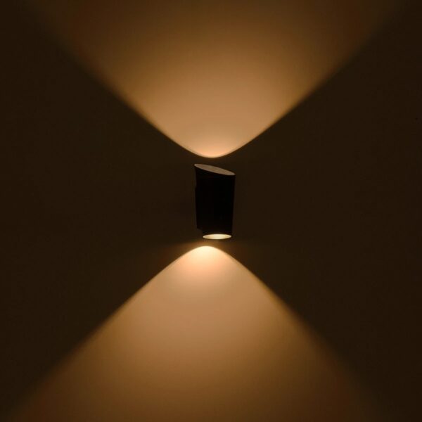 GLOBOSTAR® GANETTI 60671 Μοντέρνο Φωτιστικό Τοίχου – Απλίκα LED 10W 1250lm 60° AC 220-240V Αδιάβροχο IP65 Θερμό Λευκό 2700K – Bridgelux COB Chip & TÜV SÜD Driver – Μαύρο Ματ – Μ9.5 x Π11 x Υ19cm – 5 Χρόνια Εγγύηση