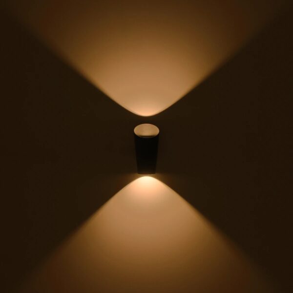 GLOBOSTAR® GANETTI 60671 Μοντέρνο Φωτιστικό Τοίχου – Απλίκα LED 10W 1250lm 60° AC 220-240V Αδιάβροχο IP65 Θερμό Λευκό 2700K – Bridgelux COB Chip & TÜV SÜD Driver – Μαύρο Ματ – Μ9.5 x Π11 x Υ19cm – 5 Χρόνια Εγγύηση