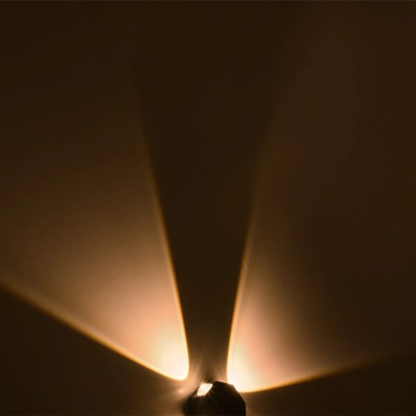 GLOBOSTAR® HIKARI 60687 Μοντέρνο Φωτιστικό Τοίχου – Απλίκα LED 8W 1000lm 30° AC 220-240V Αδιάβροχο IP65 Θερμό Λευκό 2700K – CREE XPE Chip & TÜV SÜD Driver – Μαύρο Ματ – Μ10 x Π4 x Υ10cm – 5 Χρόνια Εγγύηση