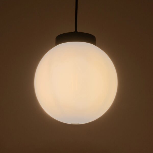 GLOBOSTAR® AGROS 61591 Μοντέρνο Κρεμαστό Φωτιστικό Οροφής με Ντουί 1 x E27 AC 220-240V IP65 – Λευκό & Μάυρο – Μ20 x Π20 x Υ22cm