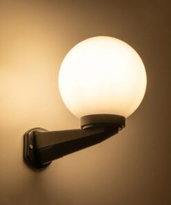 GLOBOSTAR® AGROS 61592 Φωτιστικό Τοίχου – Απλίκα Κήπου με Ντουί 1 x E27 AC 220-240V Αδιάβροχο IP65 – Λευκό & Μάυρο – Μ20 x Π20 x Υ30cm