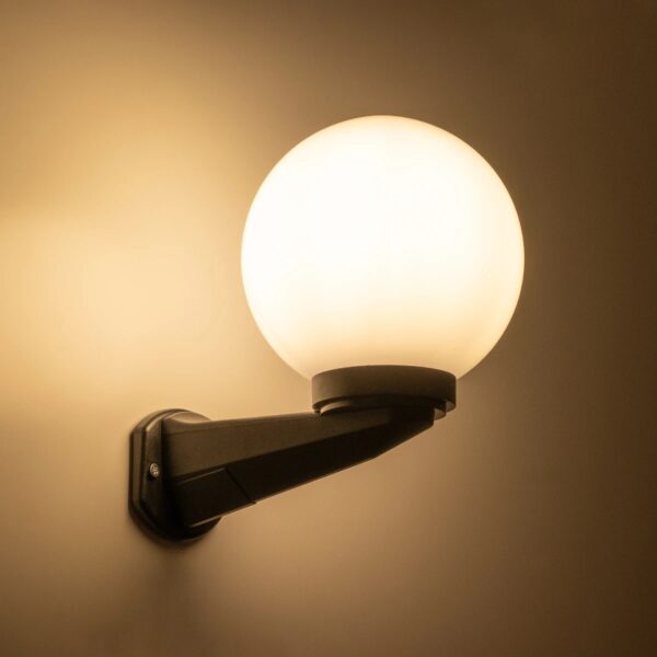 GLOBOSTAR® AGROS 61592 Φωτιστικό Τοίχου – Απλίκα Κήπου με Ντουί 1 x E27 AC 220-240V Αδιάβροχο IP65 – Λευκό & Μάυρο – Μ20 x Π20 x Υ30cm