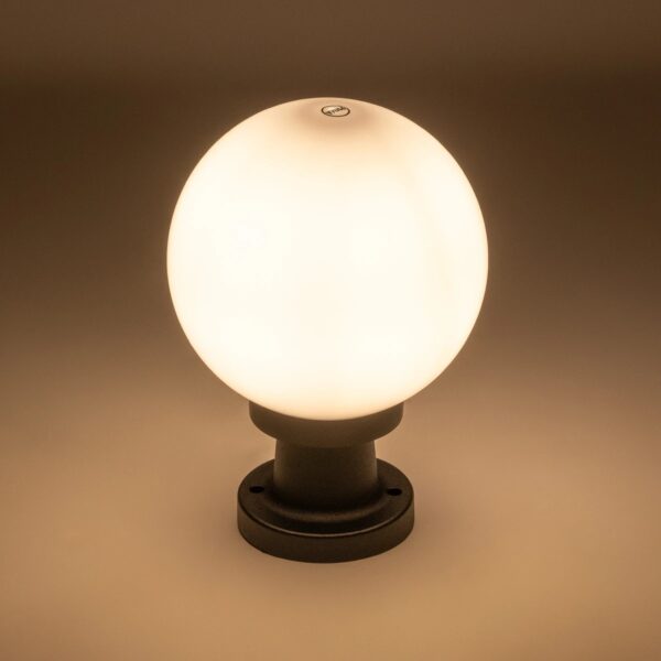 GLOBOSTAR® AGROS 61595 Φωτιστικό Κολωνάκι Κήπου με Ντουί 1 x E27 AC 220-240V Αδιάβροχο IP65 – Λευκό & Μάυρο – Μ20 x Π20 x Υ30cm