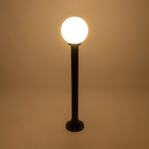 GLOBOSTAR® AGROS 61596 Φωτιστικό Κολωνάκι Κήπου με Ντουί 1 x E27 AC 220-240V Αδιάβροχο IP65 – Λευκό & Μάυρο – Μ20 x Π20 x Υ100cm