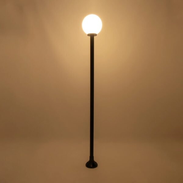 GLOBOSTAR® AGROS 61597 Φωτιστικό Κολωνάκι Κήπου με Ντουί 1 x E27 AC 220-240V Αδιάβροχο IP65 – Λευκό & Μάυρο – Μ30 x Π30 x Υ240cm
