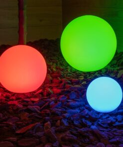 GLOBOSTAR® AQUAGLOW 71475 Μοντέρνο Φωτιστικό Κήπου Μπάλα με IR Ασύρματο Χειριστήριο LED 5W 400lm 360° DC 5V με USB-C με Ενσωματωμένο Φωτοβολταϊκό Panel 6V 1.5W & Επαναφορτιζόμενη Μπαταρία Li-ion 3.7V 3×18650 1800mAh Αδιάβροχο IP54 Πολύχρωμο RGBW Dimmable – Sanan SMD Chip – Γαλακτερό Λευκό – Μ35 x Π35 x Υ35cm – 2 Χρόνια Εγγύηση