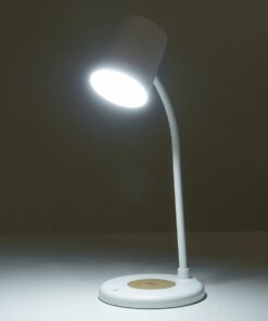 GLOBOSTAR® LUCORA 76555 Μοντέρνο Επιτραπέζιο Φωτιστικό Γραφείου με Ασύρματη Φόρτιση 10W 2A & 4W Bluetooth Ηχείο LED 3W 300lm 120° DC 5V με USB-C IP20 Ρυθμιζόμενο Λευκό CCT με Αφή 2700K/4500K/6000K Dimmable – Sanan SMD Chip – Λευκό – Μ12 x Π12 x Υ32cm – 2 Χρόνια Εγγύηση