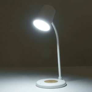 GLOBOSTAR® LUCORA 76555 Μοντέρνο Επιτραπέζιο Φωτιστικό Γραφείου με Ασύρματη Φόρτιση 10W 2A & 4W Bluetooth Ηχείο LED 3W 300lm 120° DC 5V με USB-C IP20 Ρυθμιζόμενο Λευκό CCT με Αφή 2700K/4500K/6000K Dimmable – Sanan SMD Chip – Λευκό – Μ12 x Π12 x Υ32cm – 2 Χρόνια Εγγύηση