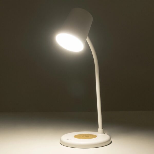 GLOBOSTAR® LUCORA 76555 Μοντέρνο Επιτραπέζιο Φωτιστικό Γραφείου με Ασύρματη Φόρτιση 10W 2A & 4W Bluetooth Ηχείο LED 3W 300lm 120° DC 5V με USB-C IP20 Ρυθμιζόμενο Λευκό CCT με Αφή 2700K/4500K/6000K Dimmable – Sanan SMD Chip – Λευκό – Μ12 x Π12 x Υ32cm – 2 Χρόνια Εγγύηση