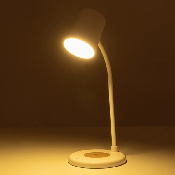 GLOBOSTAR® LUCORA 76555 Μοντέρνο Επιτραπέζιο Φωτιστικό Γραφείου με Ασύρματη Φόρτιση 10W 2A & 4W Bluetooth Ηχείο LED 3W 300lm 120° DC 5V με USB-C IP20 Ρυθμιζόμενο Λευκό CCT με Αφή 2700K/4500K/6000K Dimmable – Sanan SMD Chip – Λευκό – Μ12 x Π12 x Υ32cm – 2 Χρόνια Εγγύηση