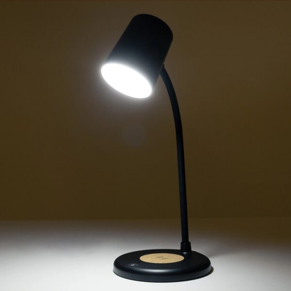 GLOBOSTAR® LUCORA 76556 Μοντέρνο Επιτραπέζιο Φωτιστικό Γραφείου με Ασύρματη Φόρτιση 10W 2A & 4W Bluetooth Ηχείο LED 3W 300lm 120° DC 5V με USB-C IP20 Ρυθμιζόμενο Λευκό CCT με Αφή 2700K/4500K/6000K Dimmable – Sanan SMD Chip – Μαύρο – Μ12 x Π12 x Υ32cm – 2 Χρόνια Εγγύηση