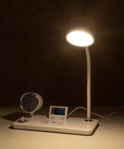GLOBOSTAR® OLDY 76557 Μοντέρνο Επιτραπέζιο Φωτιστικό Γραφείου με Ασύρματη Φόρτιση 15W 3A, 5W Bluetooth Ηχείο & Ψηφιακό Ρολόι LED 3W 300lm 120° DC 5V με USB-C IP20 Ρυθμιζόμενο Λευκό CCT με Αφή 2700K/4500K/6000K Dimmable – Sanan SMD Chip – Λευκό – Μ13 x Π25 x Υ43cm – 2 Χρόνια Εγγύηση