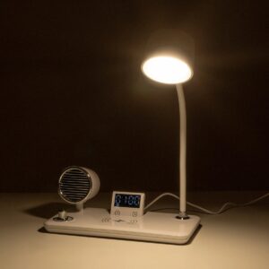 GLOBOSTAR® OLDY 76557 Μοντέρνο Επιτραπέζιο Φωτιστικό Γραφείου με Ασύρματη Φόρτιση 15W 3A, 5W Bluetooth Ηχείο & Ψηφιακό Ρολόι LED 3W 300lm 120° DC 5V με USB-C IP20 Ρυθμιζόμενο Λευκό CCT με Αφή 2700K/4500K/6000K Dimmable – Sanan SMD Chip – Λευκό – Μ13 x Π25 x Υ43cm – 2 Χρόνια Εγγύηση