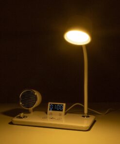 GLOBOSTAR® OLDY 76557 Μοντέρνο Επιτραπέζιο Φωτιστικό Γραφείου με Ασύρματη Φόρτιση 15W 3A, 5W Bluetooth Ηχείο & Ψηφιακό Ρολόι LED 3W 300lm 120° DC 5V με USB-C IP20 Ρυθμιζόμενο Λευκό CCT με Αφή 2700K/4500K/6000K Dimmable – Sanan SMD Chip – Λευκό – Μ13 x Π25 x Υ43cm – 2 Χρόνια Εγγύηση