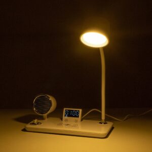 GLOBOSTAR® OLDY 76557 Μοντέρνο Επιτραπέζιο Φωτιστικό Γραφείου με Ασύρματη Φόρτιση 15W 3A, 5W Bluetooth Ηχείο & Ψηφιακό Ρολόι LED 3W 300lm 120° DC 5V με USB-C IP20 Ρυθμιζόμενο Λευκό CCT με Αφή 2700K/4500K/6000K Dimmable – Sanan SMD Chip – Λευκό – Μ13 x Π25 x Υ43cm – 2 Χρόνια Εγγύηση