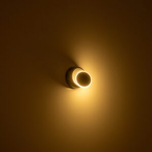 GLOBOSTAR® TSUKI 60675 Μοντέρνο Φωτιστικό Τοίχου – Απλίκα LED 5W 625lm 180° AC 220-240V Αδιάβροχο IP65 Θερμό Λευκό 2700K – Bridgelux COB Chip & TÜV SÜD Driver – Μαύρο Ματ – Μ14 x Π8.5 x Υ14cm – 5 Χρόνια Εγγύηση