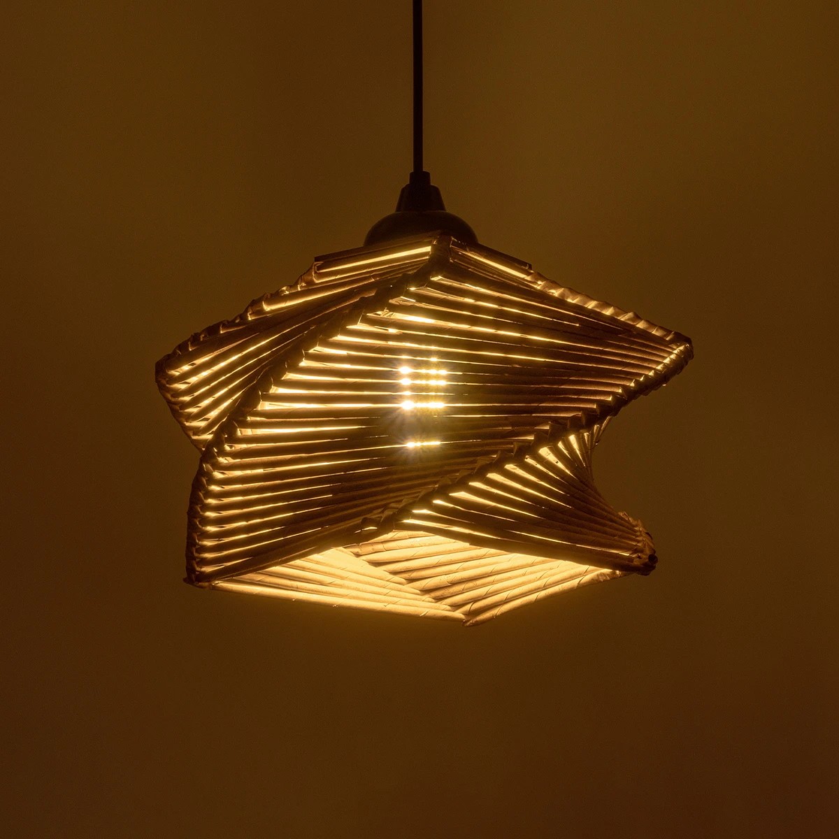 GLOBOSTAR® HUSLE 205-0043 Boho Κρεμαστό Φωτιστικό Οροφής με Ντουί 1 x E27 AC 220-240V IP20 – Μπεζ – M28 x Π28 x Υ19cm