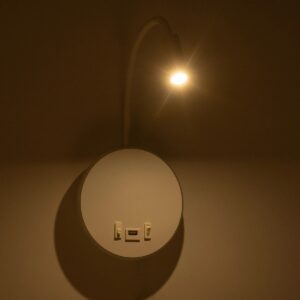 GLOBOSTAR® GOOSE 61693 Μοντέρνο Φωτιστικό Τοίχου – Απλίκα Ξενοδοχείου Reading Light με Φορτιστή USB 3A LED 6W 600lm 36° & 360° AC 220-240V IP20 Θερμό Λευκό 2700K – CREE XPE & Lumileds SMD Chip – Λευκό Ματ – Μ15.5 x Π15 x Υ30.5cm – 3 Χρόνια Εγγύηση