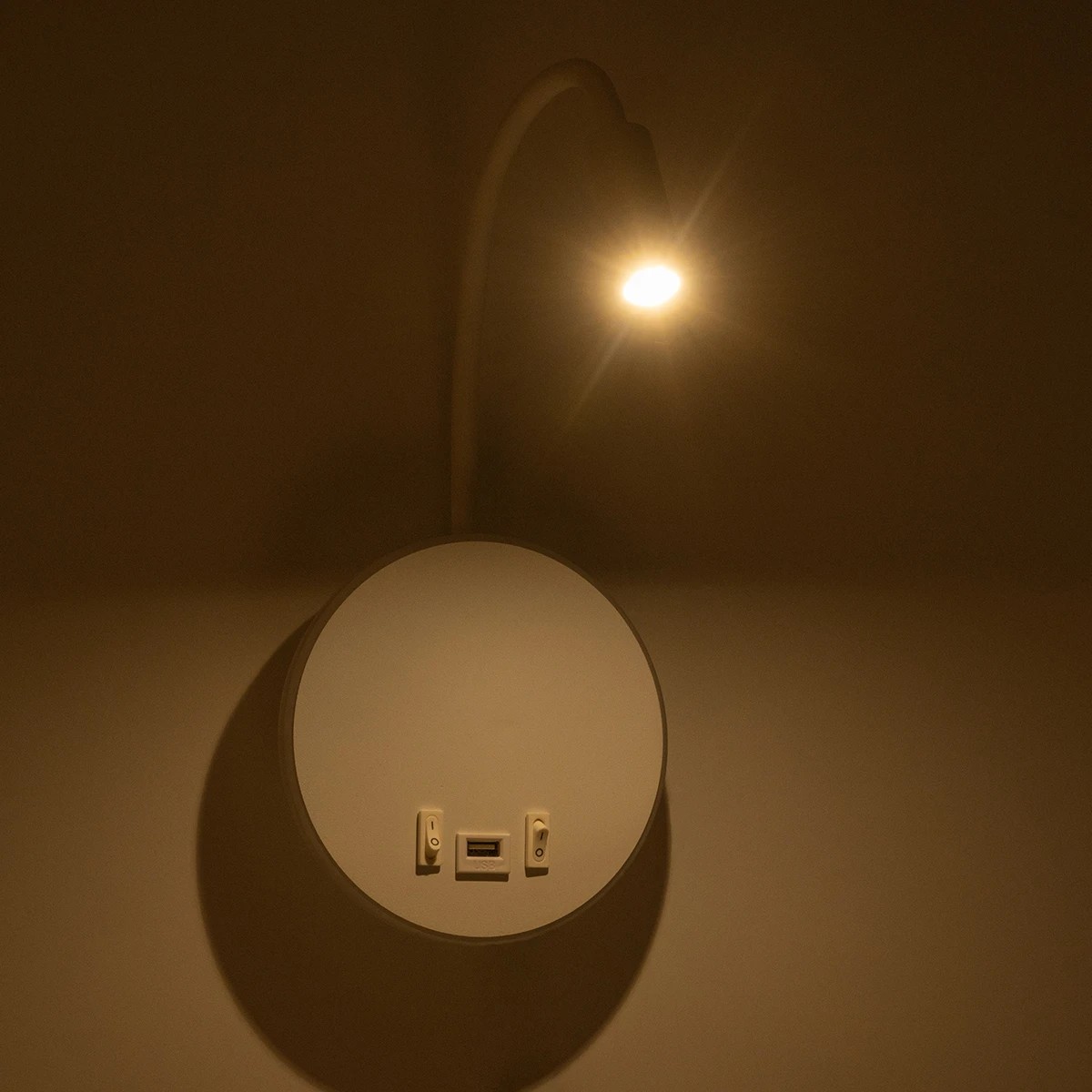 GLOBOSTAR® GOOSE 61693 Μοντέρνο Φωτιστικό Τοίχου – Απλίκα Ξενοδοχείου Reading Light με Φορτιστή USB 3A LED 6W 600lm 36° & 360° AC 220-240V IP20 Θερμό Λευκό 2700K – CREE XPE & Lumileds SMD Chip – Λευκό Ματ – Μ15.5 x Π15 x Υ30.5cm – 3 Χρόνια Εγγύηση