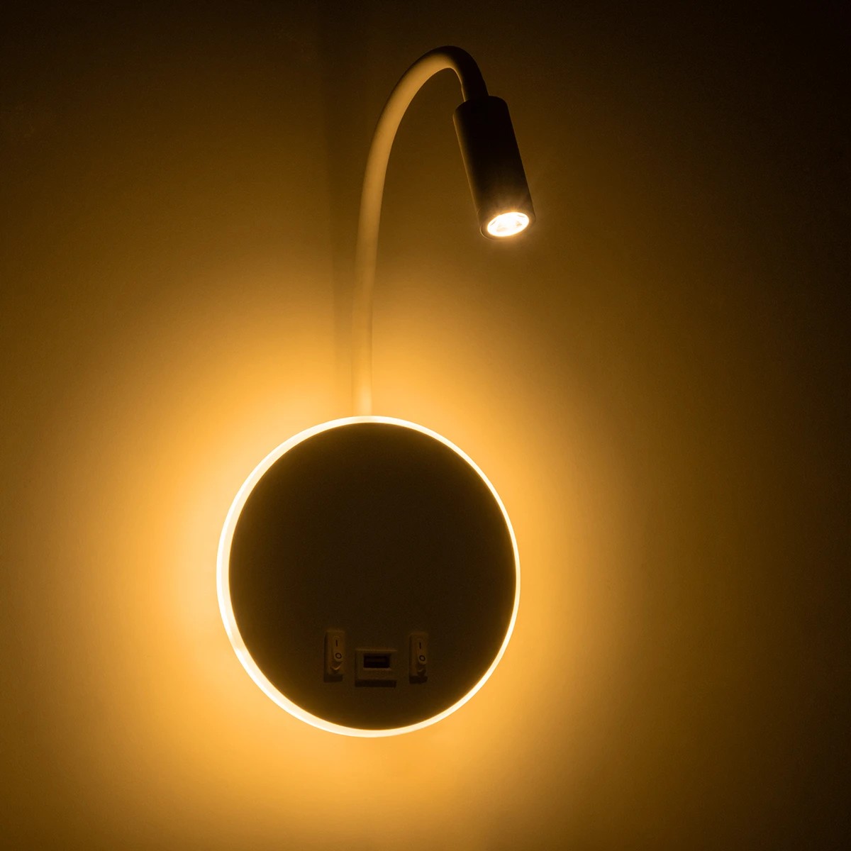 GLOBOSTAR® GOOSE 61693 Μοντέρνο Φωτιστικό Τοίχου – Απλίκα Ξενοδοχείου Reading Light με Φορτιστή USB 3A LED 6W 600lm 36° & 360° AC 220-240V IP20 Θερμό Λευκό 2700K – CREE XPE & Lumileds SMD Chip – Λευκό Ματ – Μ15.5 x Π15 x Υ30.5cm – 3 Χρόνια Εγγύηση