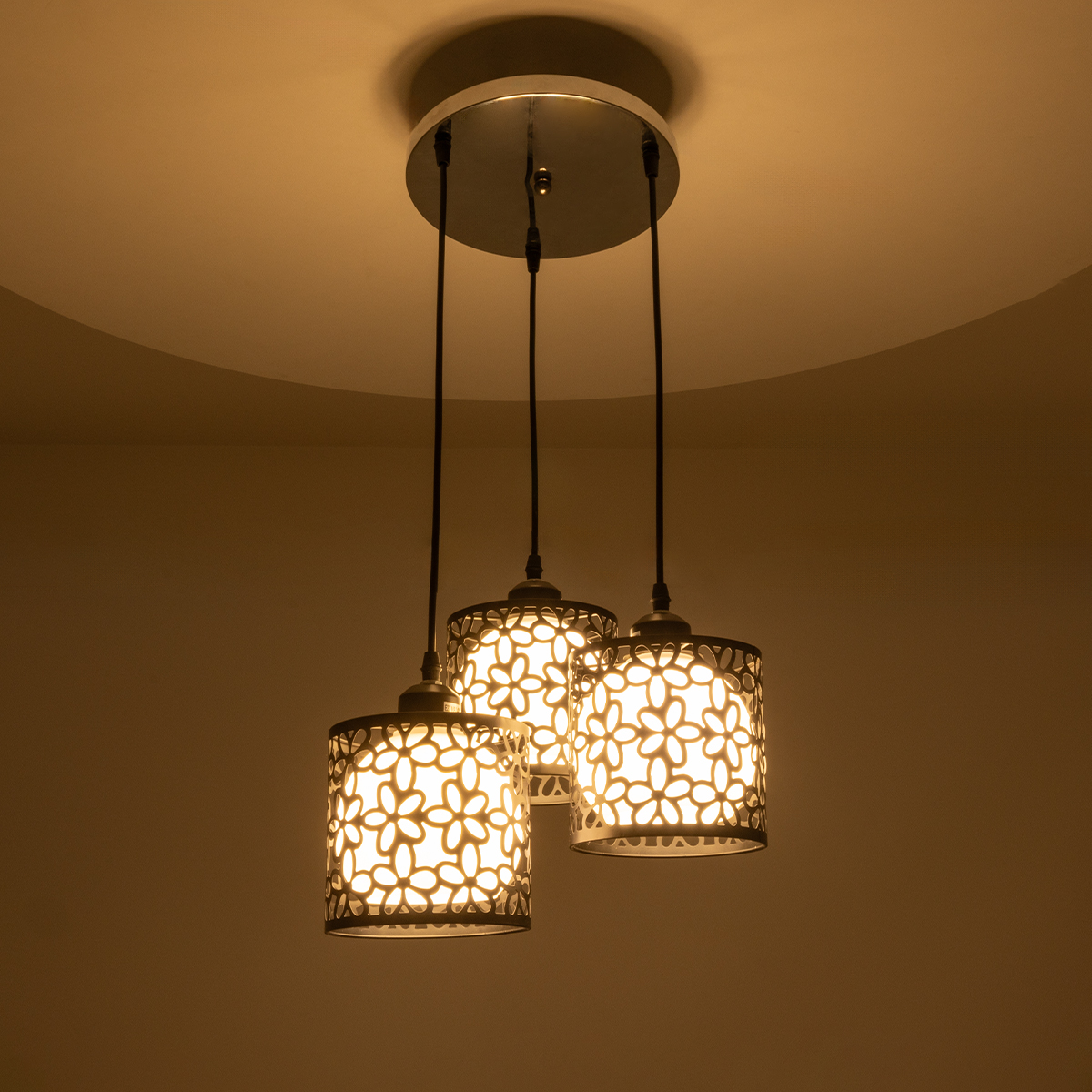 GLOBOSTAR® RAINELDA 01246 Μοντέρνο Κρεμαστό Φωτιστικό Οροφής με Ντουί 3 x E27 AC 220-240V IP20 - Μαύρο & Λευκό - Μ35 x Π35 x Υ110cm - Image 3