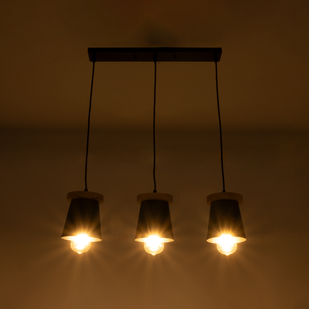 GLOBOSTAR® LANA 01425 Μοντέρνο Κρεμαστό Φωτιστικό Οροφής με Ντουί 3 x E27 AC 220-240V IP20 - Μαύρο & Καφέ - Μ60 x Π13 x Υ18cm - Image 3