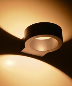 kelvo® AURA KLV-101-0113 Φωτιστικό Τοίχου / Απλίκα LED 7W 875lm 45° AC 220-240V Αδιάβροχο IP65 Θερμό Λευκό 2700K – Bridgelux COB Chip & TÜV SÜD Driver – Μαύρο Ματ – Μ15 x Π13 x Υ4.5cm – 5 Χρόνια Εγγύηση