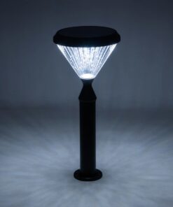 GLOBOSTAR® VEGGIE 90522 Φωτιστικό Κολωνάκι Κήπου LED 10W 500lm 120° με Ενσωματωμένο Φωτοβολταϊκό Panel 6V 2W & Επαναφορτιζόμενη Μπαταρία Li-ion 3.2V 6000mAh με Αισθητήρα Ημέρας-Νύχτας Αδιάβροχο IP65 Ψυχρό Λευκό 6000K – Sanan SMD Chip – Μαύρο – Μ26 x Π26 x Υ60cm – 2 Χρόνια Εγγύηση